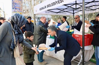 Gemlik Belediyesi’nden Ramazan Pidesi İkramı